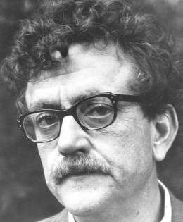 “Rimani gentile. Non lasciare che il mondo ti renda insensibile. Non lasciare che la sofferenza ti lasci odiare. Non lasciare che l’amarezza rubi la tua dolcezza.” (Kurt Vonnegut)