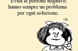 “Evita le persone negative; hanno sempre un problema per ogni soluzione.”