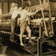 Bambini al lavoro sulla pressa meccanica – Lewis Wickes Hine (USA 1874 – 1940)