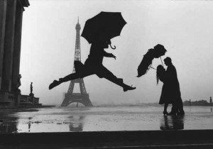 Salto con ombrello con tour Eiffel sullo sfondo - Marc Riboud