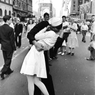 Marinaio che bacia donna per strada – Alfred Eisenstaedt