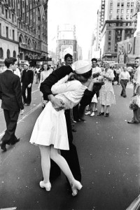 Marinaio che bacia donna per strada - Alfred Eisenstaedt