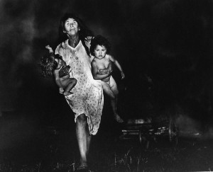 Donna con bimbi in braccio - Pedro Luis Raota