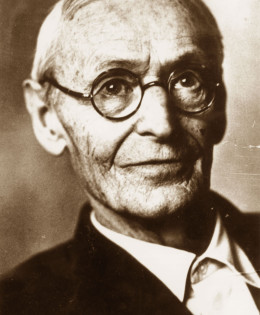 “Chi possiede coraggio e carattere, è sempre molto inquietante per chi gli sta vicino.” (Hermann Hesse)