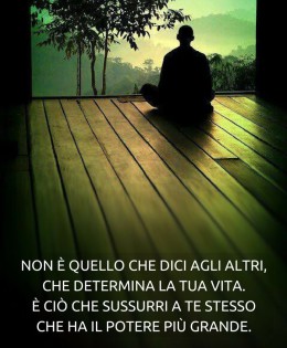 “Non è quello che dici agli altri, che determina la tua vita. È ciò che sussurri a te stesso che ha il potere più grande.” (Cit.)